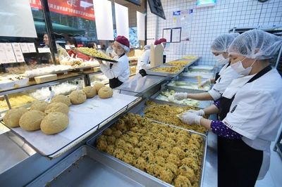 讓“陽光”照進廚房 鮑師傅糕點推“明廚亮灶”